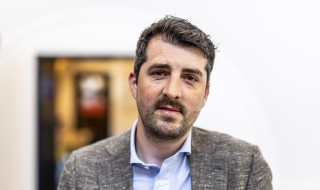 Raoul Winkens staat op een trap