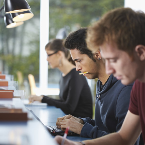 Studenten maken toets op laptop