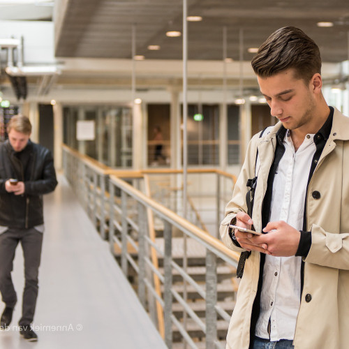 Jongen met mobiele telefoon