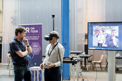 Persoon die virtual reality bril probeert