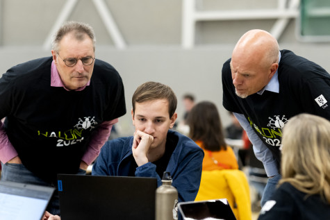 Een hacker en twee ciso's kijken op een laptop mee