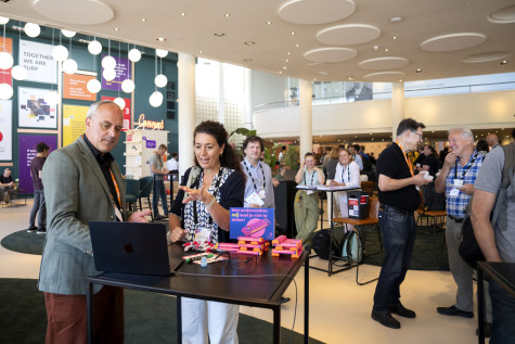 Bezoekers in gesprek tijdens Research Day