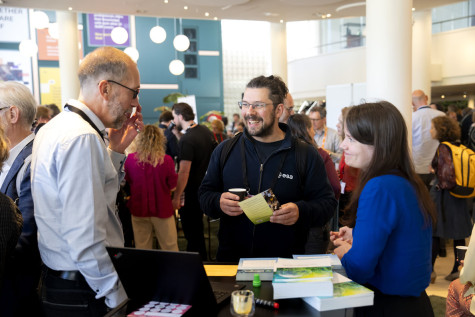 Bezoekers in gesprekt tijdens de Research Day