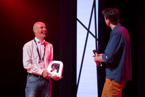 Ernest krijgt de Research Support Champion Award uitgereikt