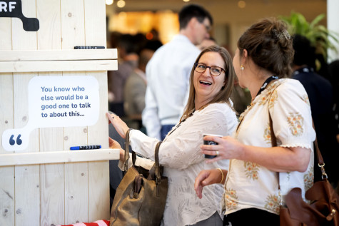Bezoekers van de Research Day in gesprek