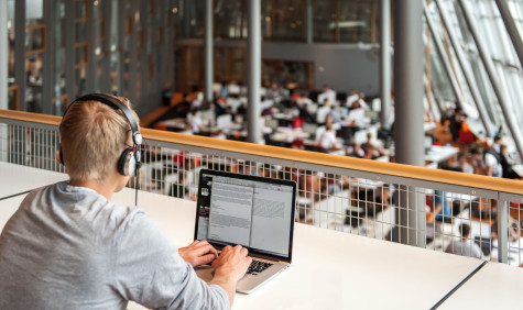 student aan het werk