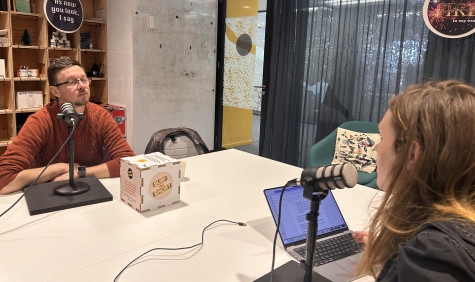 Opname van podcast met Valeriu Podreanu (l) en Sanne Koenen (r)