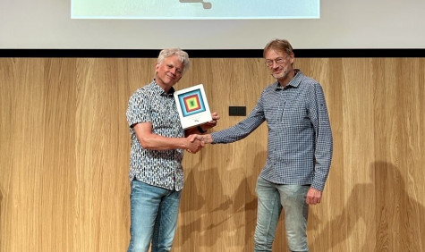 Wim Biemolt overhandigt de SURF Security & Privacy Award 2024 aan Martijn Bijleveld