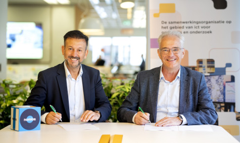 Mohamed El Haddouchi, Managing Director bij Nomios Nederland en Hans Louwhoff, COO bij SURF, ondertekenen het contract