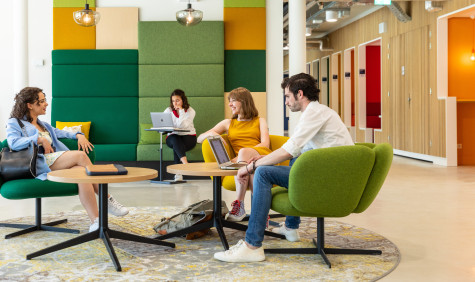 Vier studenten in zitje in de bibliotheek