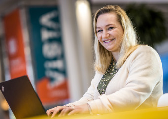 Samantha Rodolf Lejeune achter haar laptop op het VISTA college