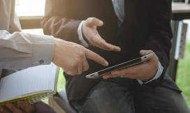 Twee mannen kijkend op een ipad