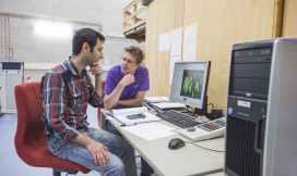 Twee onderzoekers samen achter computer kijken naar data