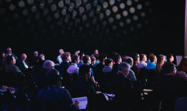 Mensen in een grote zaal op een conferentie