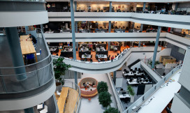 Interieur van Universiteit Utrecht met doorkijk naar meerdere etages