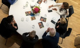 Bestuurders voeren een rondetafelgesprek