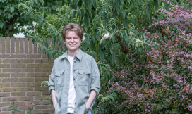 Nati Sack gefotografeerd buiten in tuin