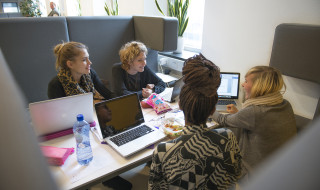 medewerkers in overleg aan tafel