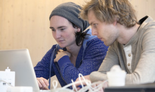 Twee studenten samen achter een laptop