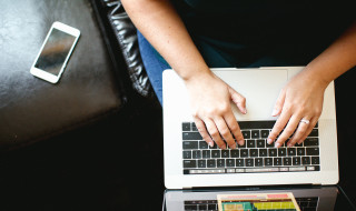 Vrouw achter laptop