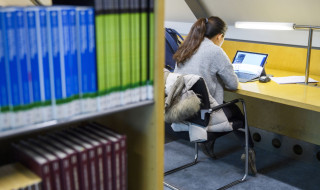 Student werkt in bibliotheek