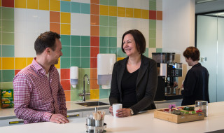 Collega's praten bij het ankerpunt bij SURF