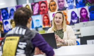 Samantha Rodolf Lejeune in gesprek met een student