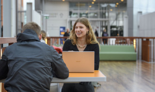 studenten werken achter laptop
