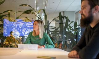 Twee collega's in een vergaderkamer