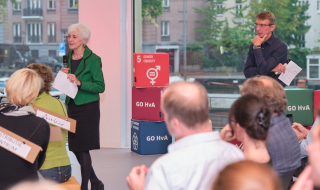 Jacqueline Cramer spreekt een zaal vol mensen toe