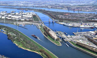 Foto van de haven van Rotterdam met vaarwegen vanuit de lucht