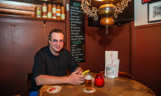 Bob van Luijt aan het werk in een café