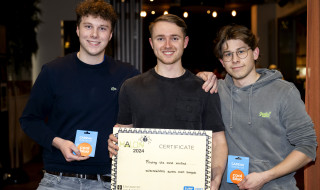 3 mannen met certificaat