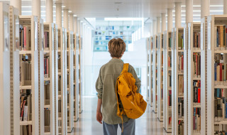 Nati Sack staand in bibliotheek