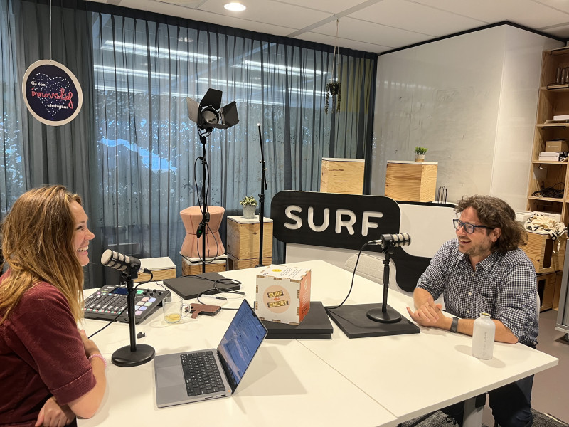 podcastopname in de SURFstudio met Sanne Koenen en John Doove