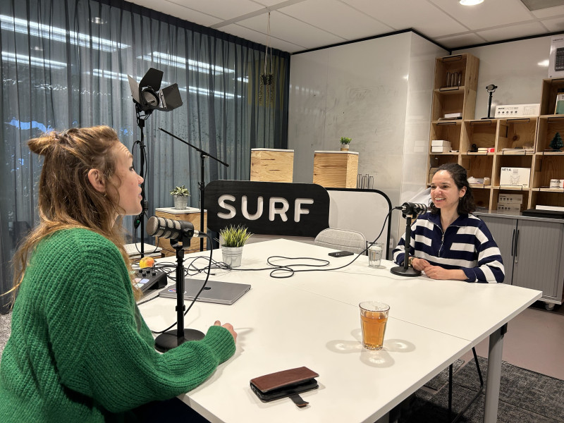 podcastopname in de SURFstudio met Sanne Koenen en Alexandra van Straaten