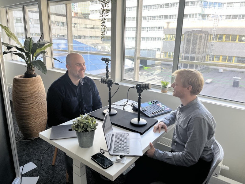 podcastopname met Albert Hankel (links op foto) en Niels Weijers (rechts op foto).