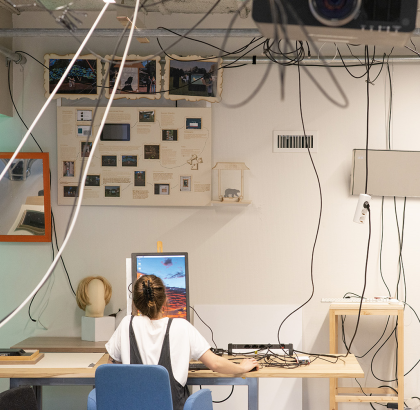 Student van Nimeto achter computer met veel kabels om haar heen