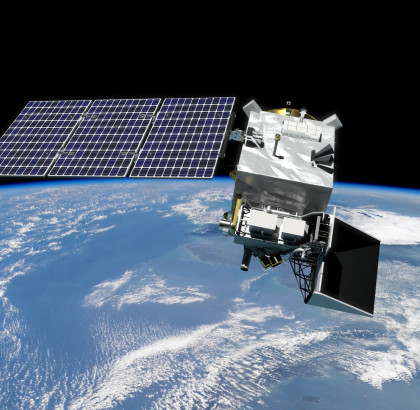 Animatie van klimaatsatelliet PACE van NASA met de Aarde op de achtergrond