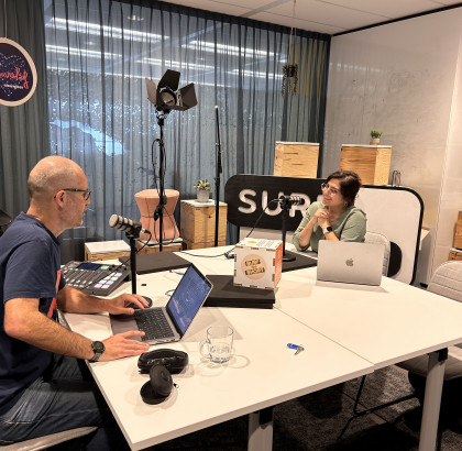 Opname van podcast met Jan Michielsen (l) en Gül Akcaova (r)