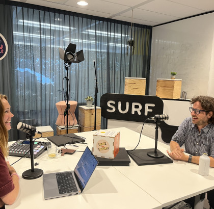 podcastopname in de SURFstudio met Sanne Koenen en John Doove