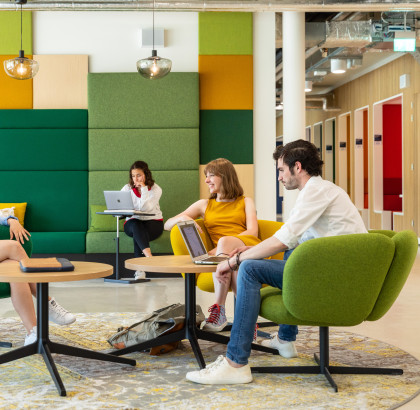 Vier studenten in zitje in de bibliotheek